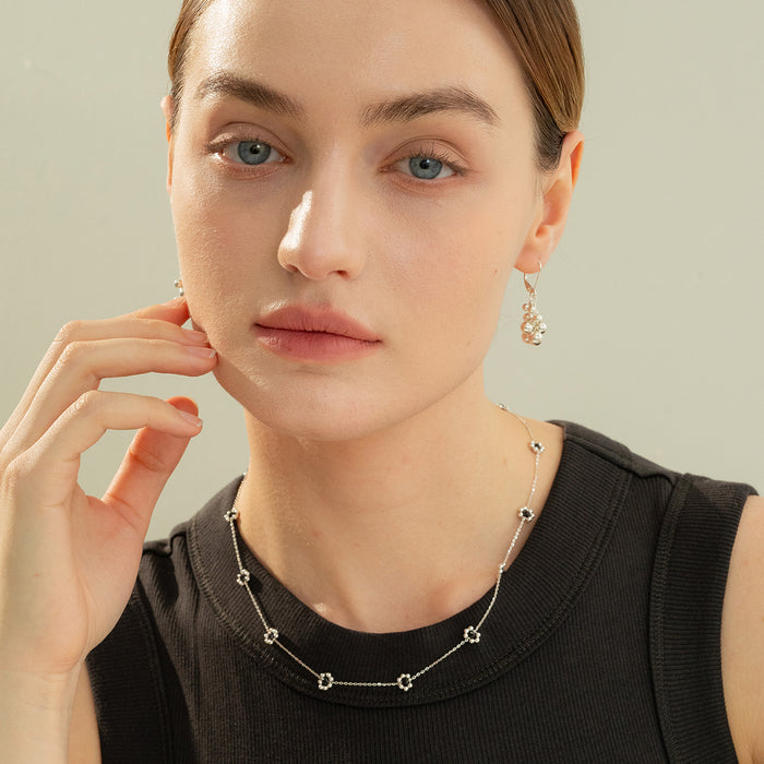 Dari Flower Necklace